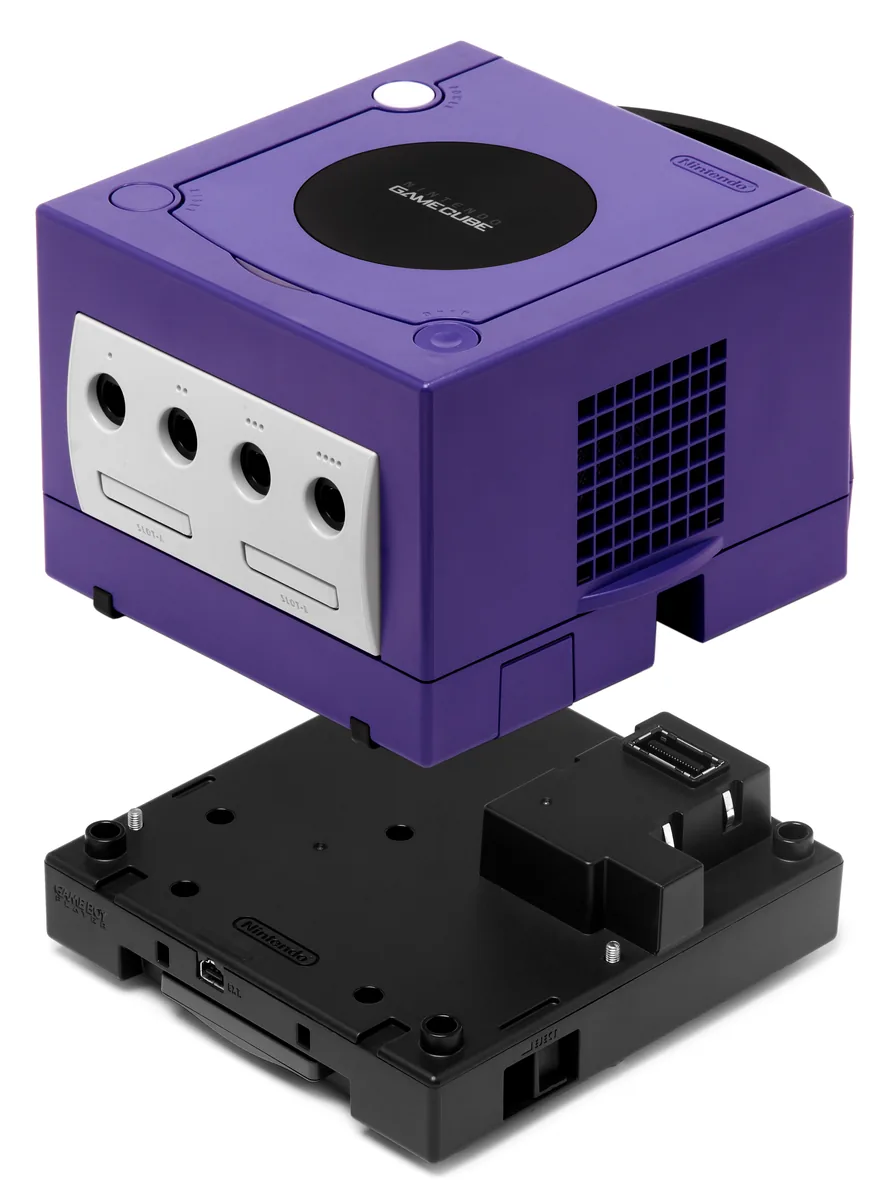 Paarse GameCube boven een losse zwarte Game Boy Player
