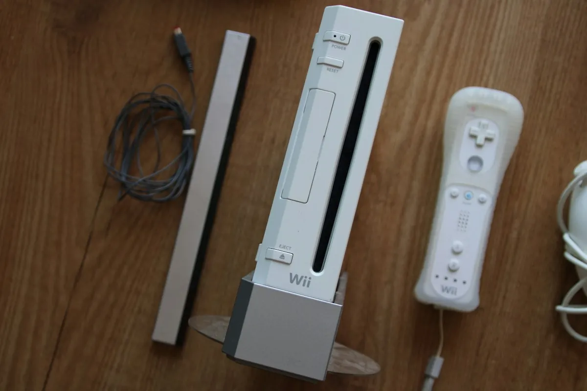 Nintendo Wii-console met Wii-afstandsbediening op een houten tafel