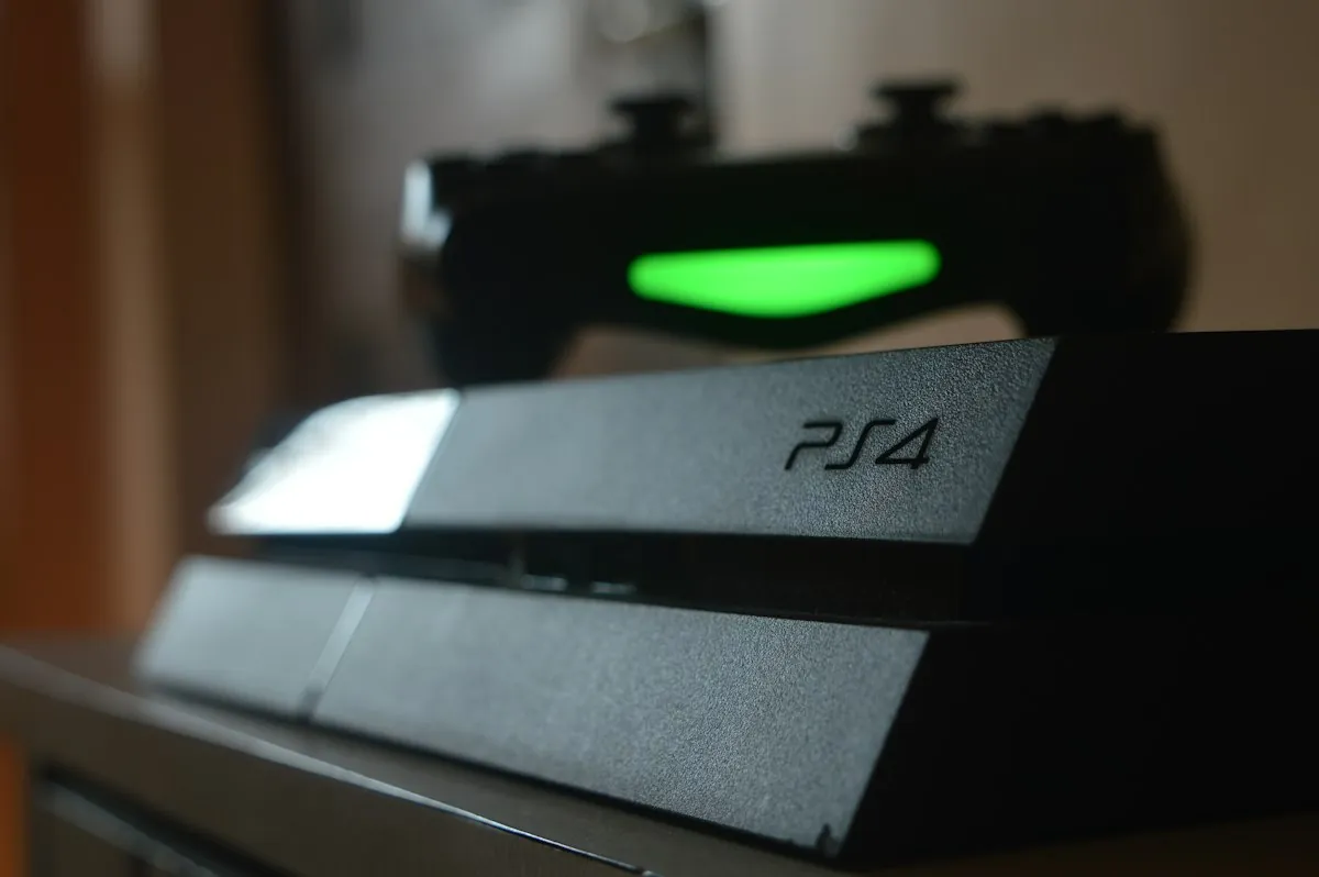 Zwarte PlayStation 4-console met DualShock 4-controller