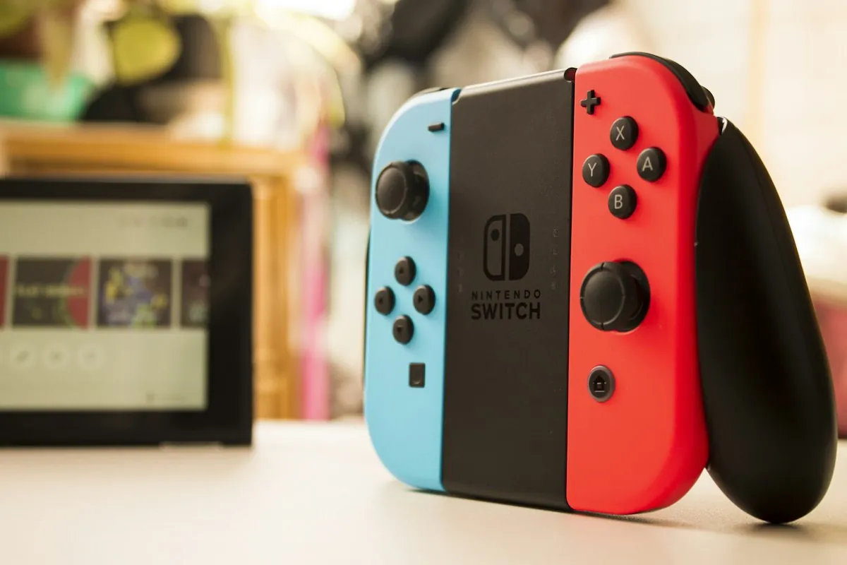 Rode en blauwe Joy-Con in een zwarte Nintendo Switch-controllerhouder