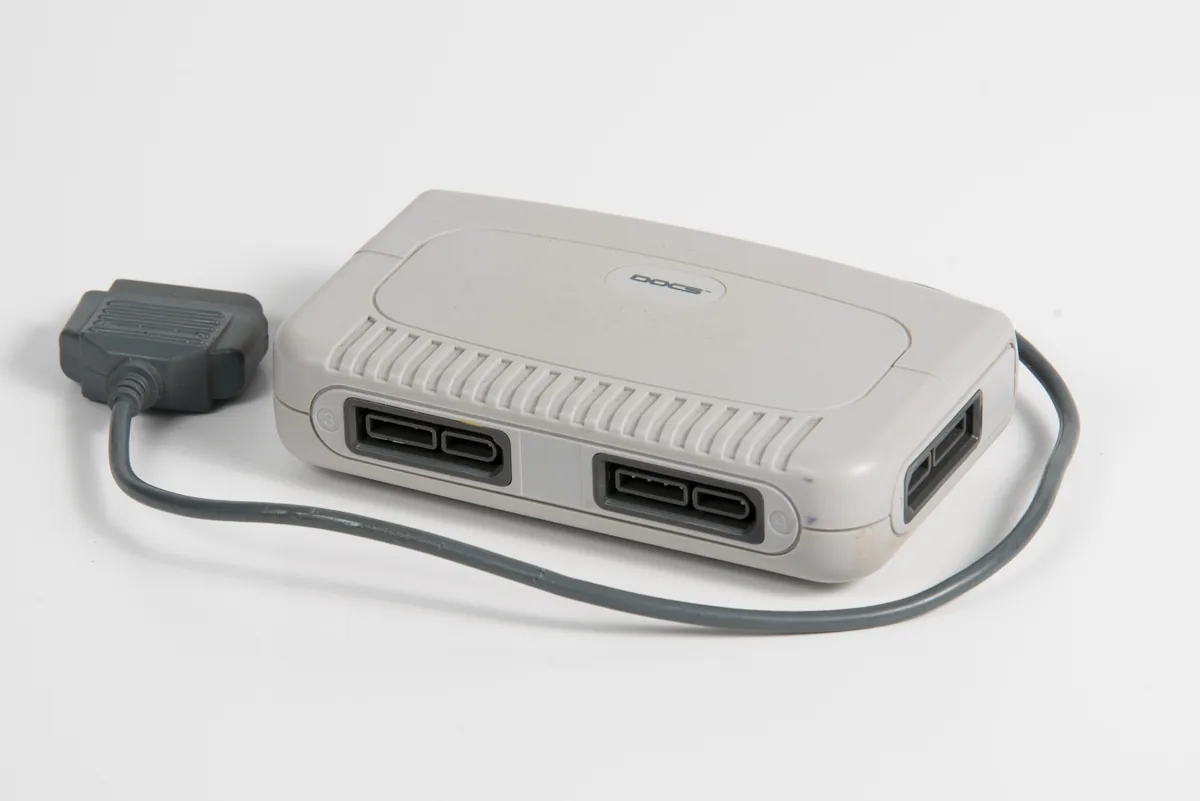 SNES-multitap met vier controlleraansluitingen en kabel